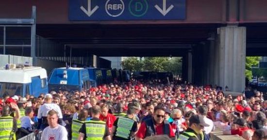 جماهير ليفربول تحاول اقتحام الملعب دون تذاكر