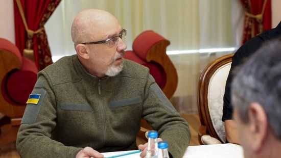 وزير الدفاع الأوكراني يتفقد معرض للمعدات العسكرية بكييف