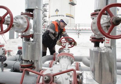 المفوضية الأوروبية تقترح تأجيل حظر النفط الروسي