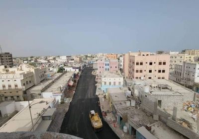 البرنامج السعودي يواصل سفلتة شوارع الغيضة