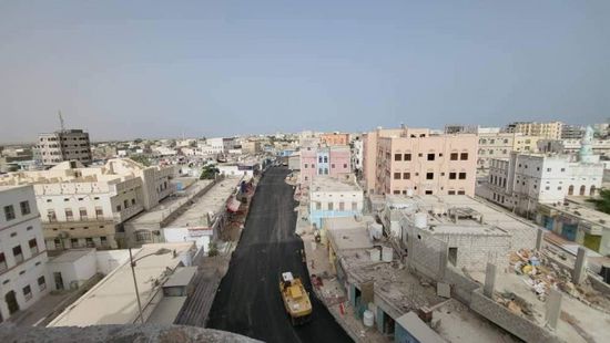 البرنامج السعودي يواصل سفلتة شوارع الغيضة