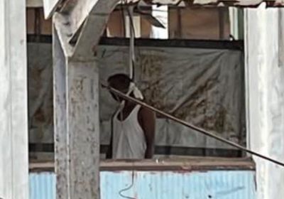 معلقا بمشنقة.. العثور على ثلاثيني ميتا بمدرسة في خورمكسر