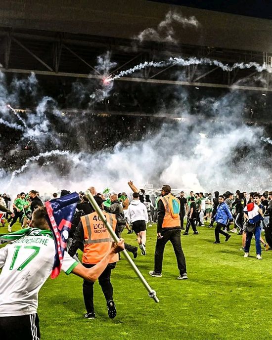 إصابة 17 مشجعًا وشرطيين بالدوري الفرنسي