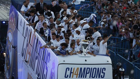 أثناء احتفالها.. جماهير ريال مدريد تهتف ضد مبابي