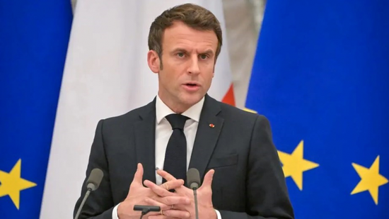 ماكرون: الصحفي قتل خلال محاولته الهرب من قنابل روسيا