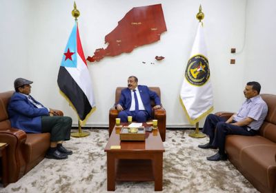 بن بريك يناقش سبل تشغيل مطار الريان الدولي