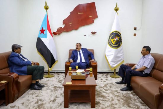 بن بريك يناقش سبل تشغيل مطار الريان الدولي