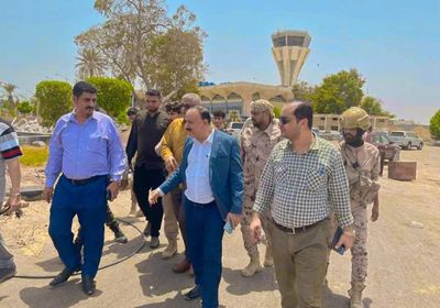 وزير النقل يتفقد مطار عدن ويطالب بتحسين خدماته