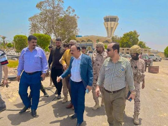 وزير النقل يتفقد مطار عدن ويطالب بتحسين خدماته