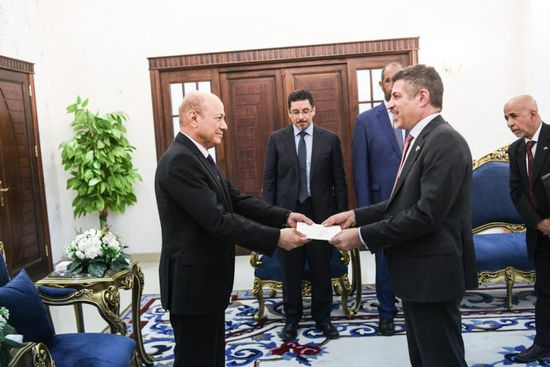 العليمي يتسلم أوراق اعتماد فاجن سفيرا لأمريكا