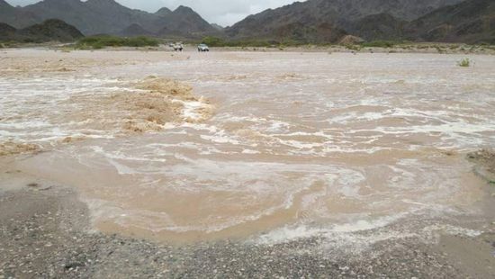 السيول تقطع طريق المكلا - عدن