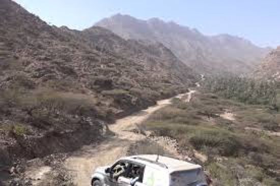 إصرار حوثي على فتح طرق ترابية بتعز