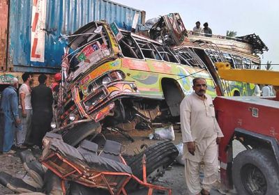 مصرع  18 شخصًا بتصادم حافلة في باكستان