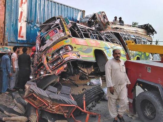مصرع  18 شخصًا بتصادم حافلة في باكستان