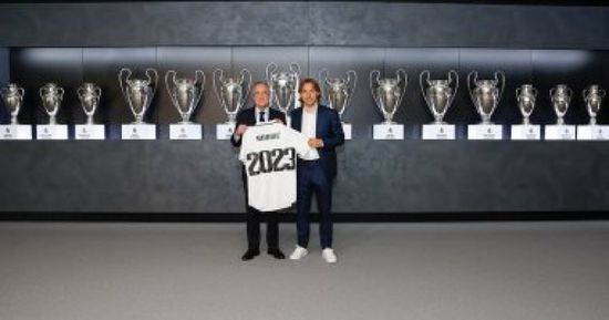 ريال مدريد يجدد عقد مودريتش