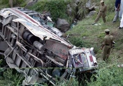 مصرع 22 شخصًا في سقوط حافلة ركاب بباكستان