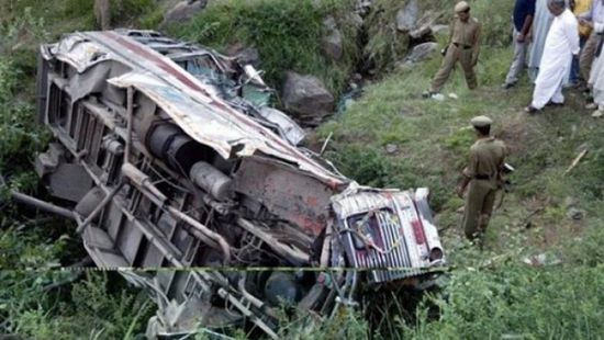 مصرع 22 شخصًا في سقوط حافلة ركاب بباكستان