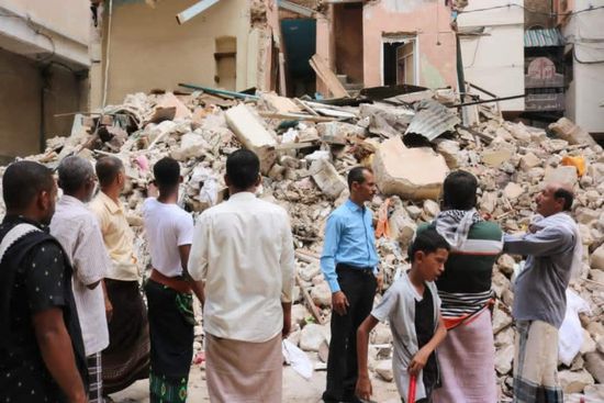 "انتقالي حضرموت" يُغيث أسرة منزل المكلا المنكوب