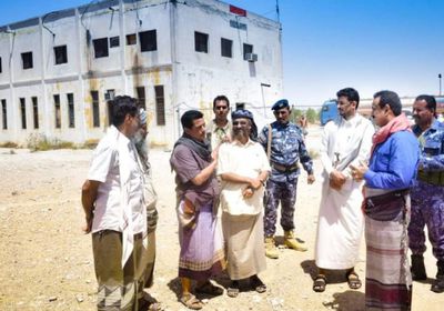 بعد جولة مفاجئة.. العولقي يغلق مكاتب الكهرباء في شبوة