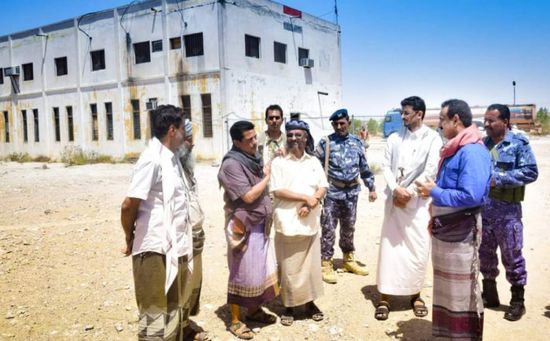 بعد جولة مفاجئة.. العولقي يغلق مكاتب الكهرباء في شبوة