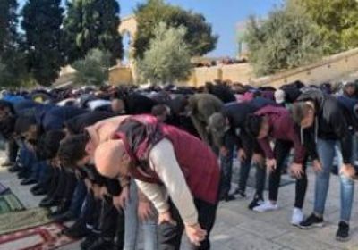 آلاف الفلسطينيين يؤدون صلاة الجمعة بالمسجد الأقصى