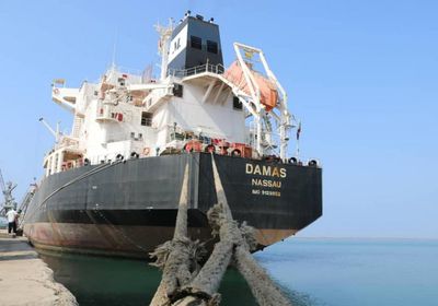 رسو سفينتي وقود بميناء الحديدة