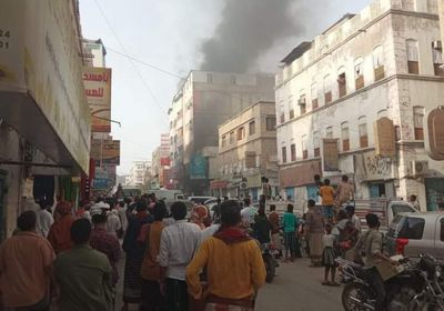 جهود لإخلاء المرضى.. النيران تشتعل بمستوصف المدينة في المكلا