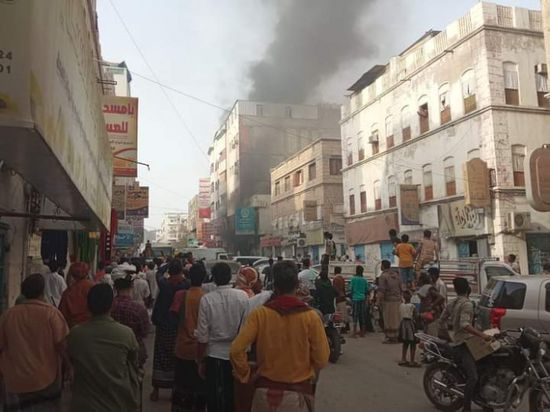 جهود لإخلاء المرضى.. النيران تشتعل بمستوصف المدينة في المكلا