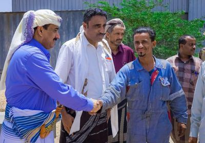 محافظ شبوة يتفقد ترتيبات تركيب مولدات بمحطة عتق