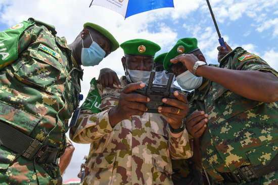    الصومال وأوغندا تبحثان التعاون العسكري المشترك