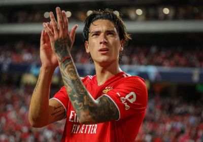 رسميًا.. مهاجم بنفيكا ينتقل إلى ليفربول