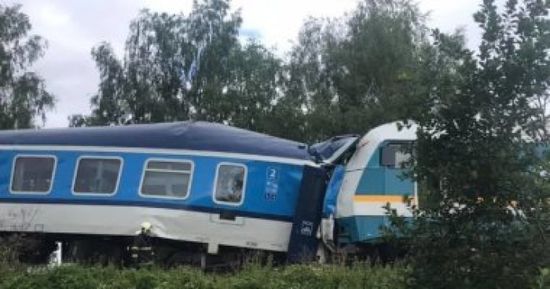 عشرات المصابين بتصادم قطارين في إسبانيا