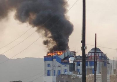 تصاعد أعمدة الدخان من فندق بمحافظة إب