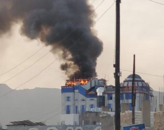 تصاعد أعمدة الدخان من فندق بمحافظة إب