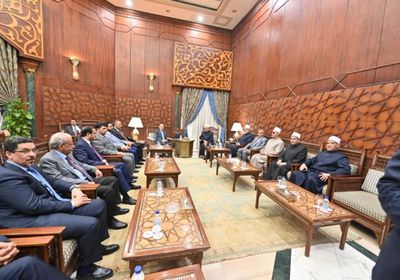 برفقة مجلس القيادة.. الرئيس الزُبيدي يزور مشيخة الأزهر في مصر