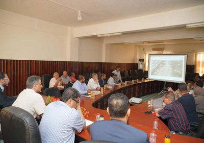 محافظ عدن يتلقى الدراسات الأولية لمشاريع تنموية