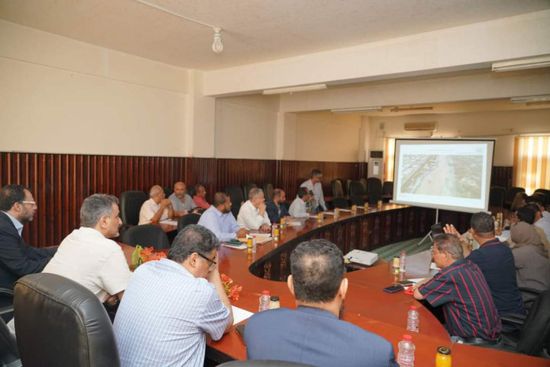 محافظ عدن يتلقى الدراسات الأولية لمشاريع تنموية