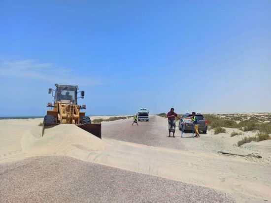 إزاحة الكثبان الرملية من الخط الرابط بين شبوة وحضرموت