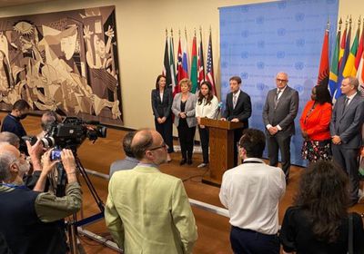 بمقدمتها الإمارات.. 8 دول تطالب الحوثي بفتح الطرق