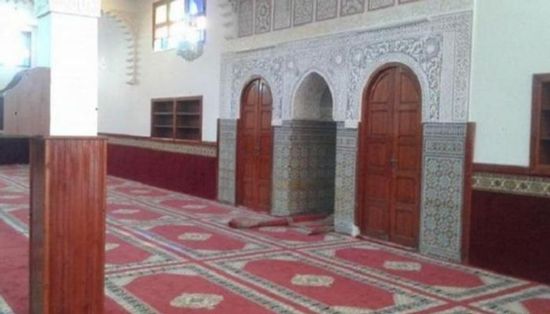 غنى ورقص داخل مسجد.. شابا يثير الجدل في مصر (فيديو)