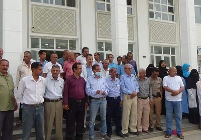 احتجاج موظفي مستشفى الثورة على اعتداءات الإخوان