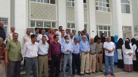 احتجاج موظفي مستشفى الثورة على اعتداءات الإخوان