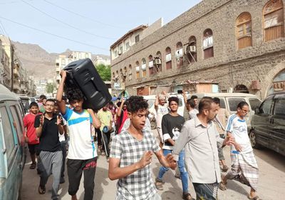 وقفة احتجاجية على أزمة المياه في شعب العيدروس