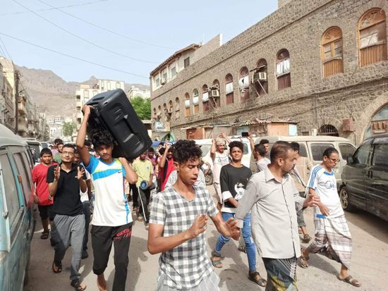 وقفة احتجاجية على أزمة المياه في شعب العيدروس