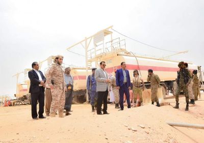 محافظ شبوة يتفقد سير العمل بحقل عياذ النفطي