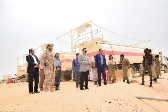 محافظ شبوة يتفقد سير العمل بحقل عياذ النفطي