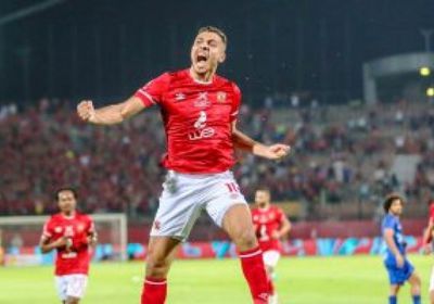 الأهلي ينهي الشوط الأول متقدمًا على الزمالك بهدف