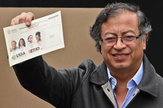 اليساري بيترو يفوز برئاسة كولومبيا