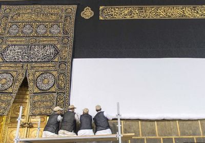 السعودية.. رفع الجزء السفلي من كسوة الكعبة استعدادًا للحج
