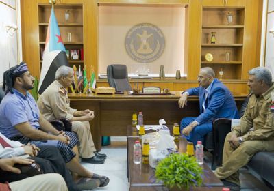 الزُبيدي يوجه بتأمين المناطق المتاخمة لخطوط الملاحة في لحج